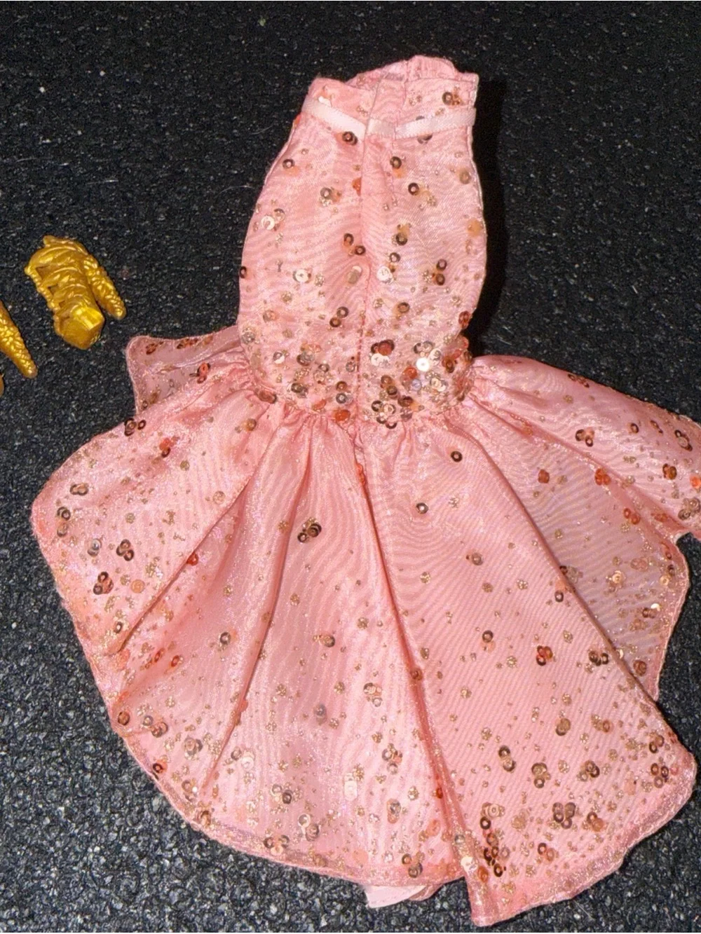 Rainbow high pink dress and gold shoes